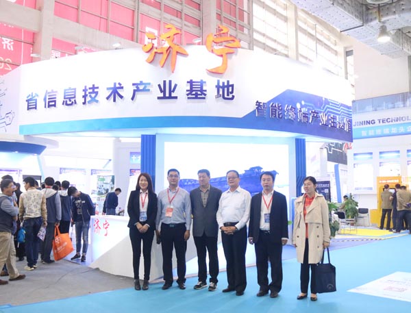 濟寧市副市長張勝明親臨中煤集團展位參觀指導(dǎo)