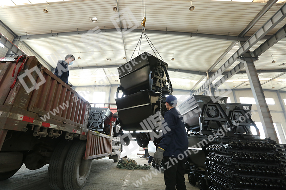 中煤集團一批翻斗式礦車發(fā)往陜西