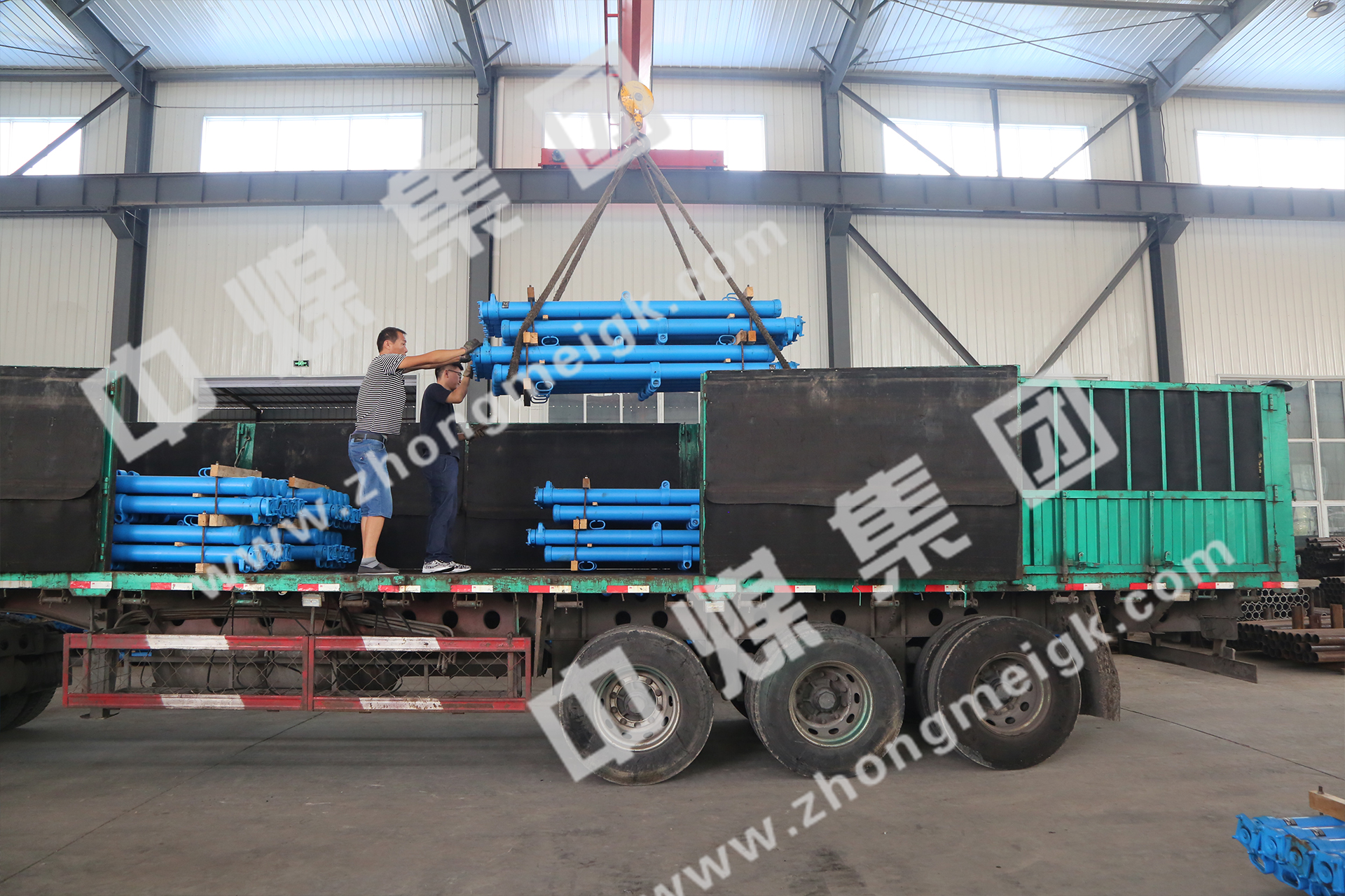 中煤集團(tuán)一批液壓支柱、翻斗式礦車分別發(fā)往山西兩大礦山