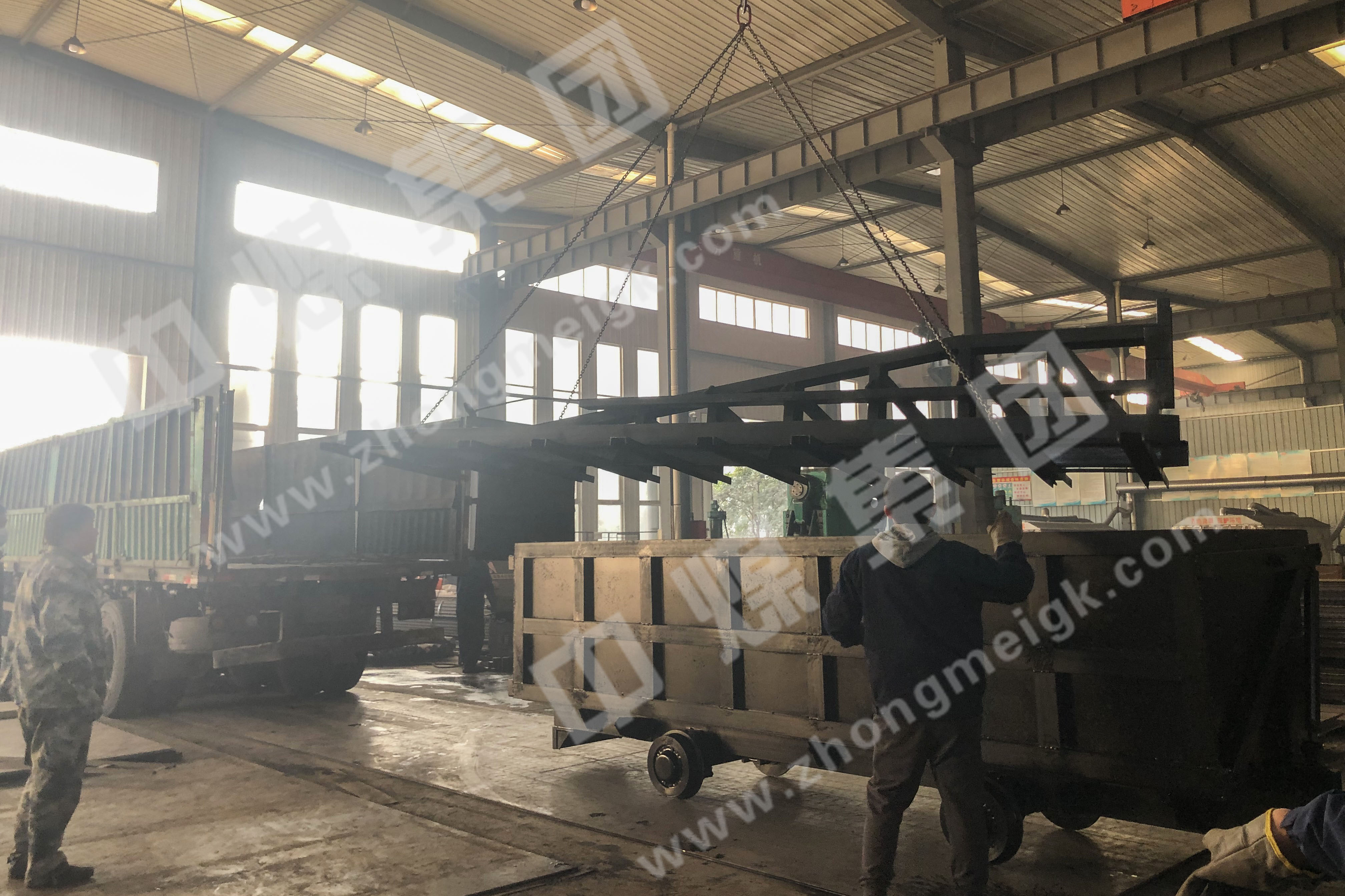 中煤集團一批曲軌側(cè)卸式礦車、翻斗式礦車分別發(fā)往寧夏和山西